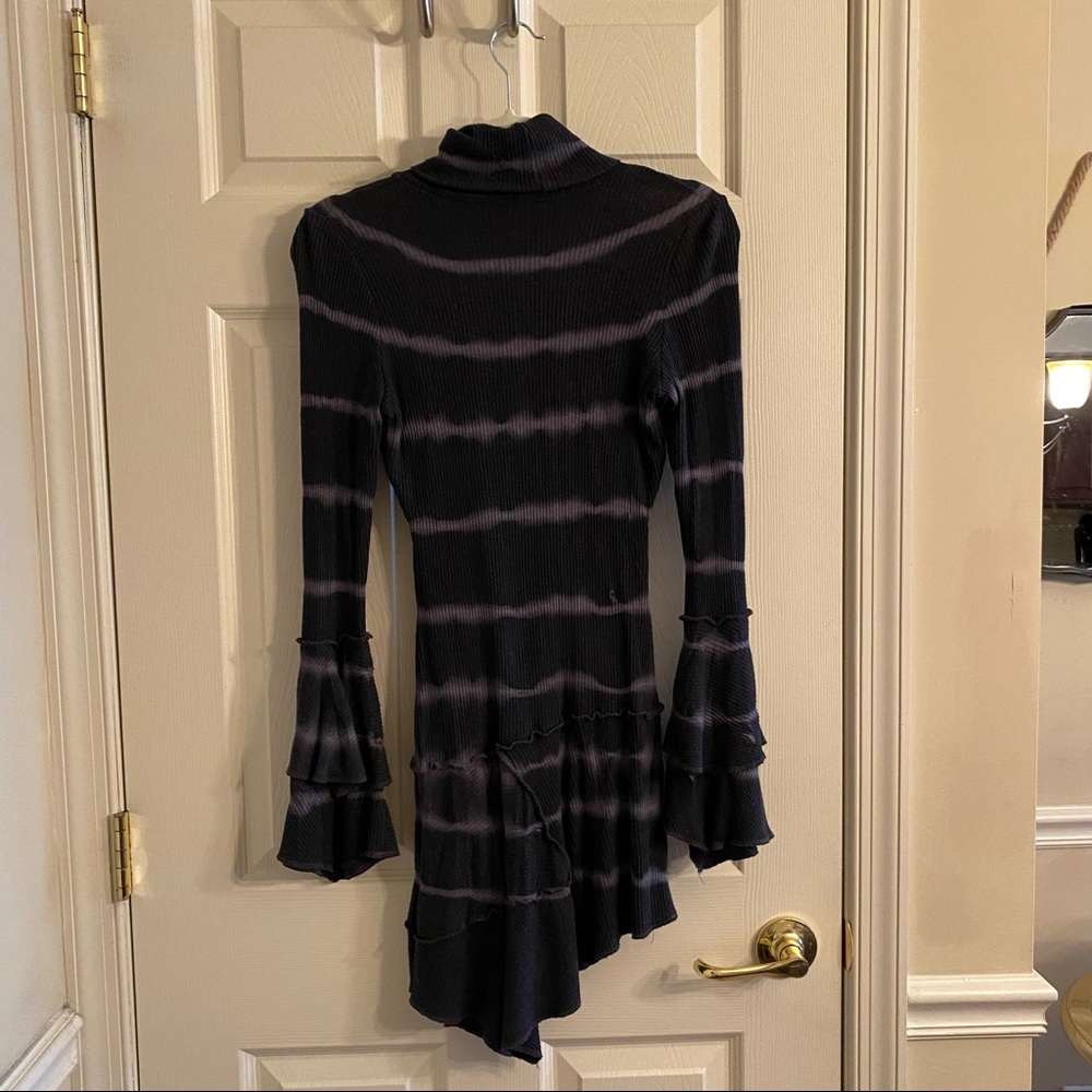 Forever 21 Bell Sleeve Turtleneck Top Black Tie Dye Ruffle Hem Flowy - Picture 3 of 3
